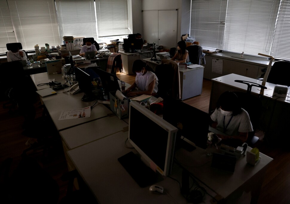 2022년 6월22일 낮 시간대임에도 전기를 아끼기 위해 건물 내부를 어둡게 한 일본 도쿄의 경제산업성 사무실 모습. REUTERS 연합뉴스