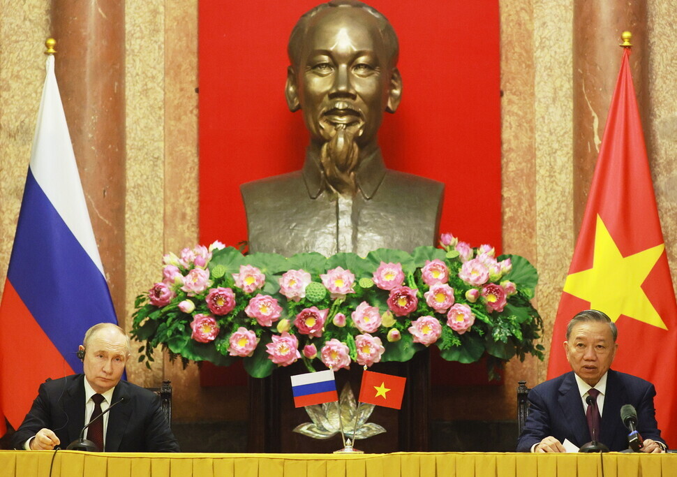 Russian President Vladimir Putin (left) and Vietnamese President Tô Lâm (right) speak at a joint press conference after their summit in Hanoi on June 20, 2024. (EPA/Yonhap)