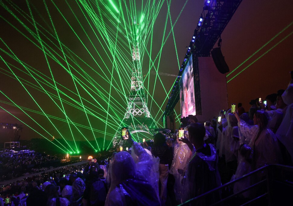 Um espetacular show de laser acontece na cerimônia de abertura das Olimpíadas de Paris 2024, realizada na Praça Trocadero, em Paris, França, no dia 26 (horário local).  Notícias Paris/Yonhap