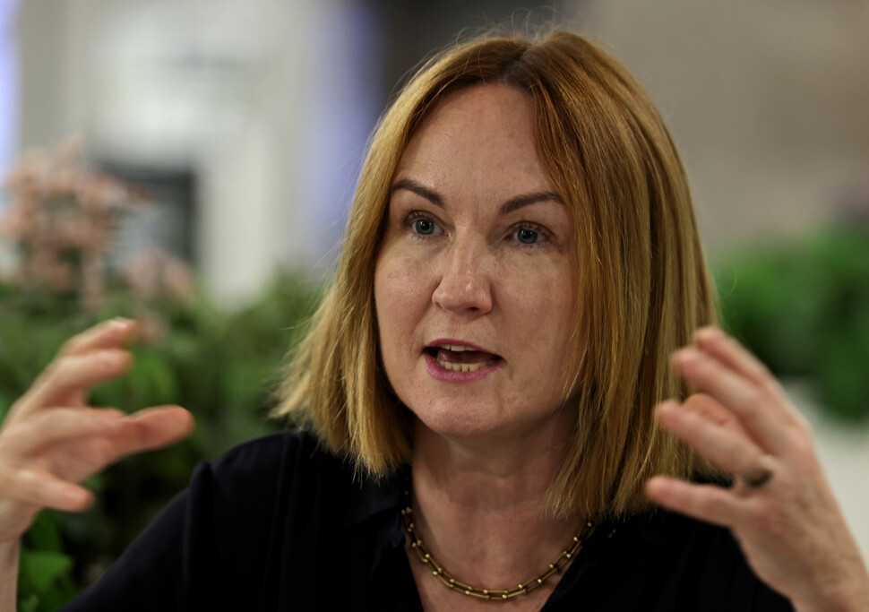 모니네 그리피스 ‘빌롱투’ 대표가 2025년 10월16일 서울 여의도 국회의원회관에서 성소수자 인권 보호에 관해 이야기하고 있다. 이종근 선임기자 root2@hani.co.kr