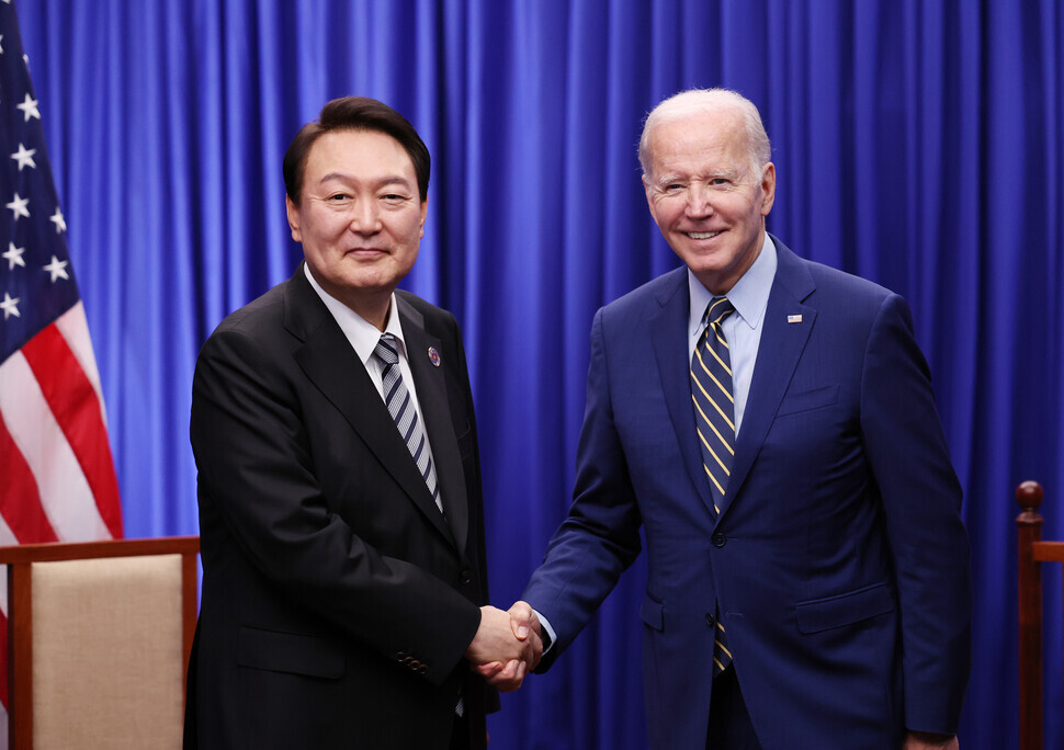 President Yoon Suk-yeol of South Korea shakes hands with President Joe Biden of the US following their summit on Nov. 13 in Phnom Penh, Cambodia. (courtesy of the presidential office)