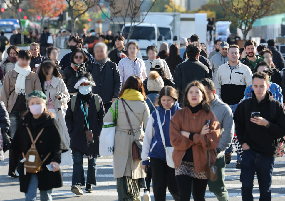 추운 날씨를 보인 지난 2일 서울 광화문 광장에서 시민과 외국인 관광객들이 외투를 입은 채 걸어가고 있다. 연합뉴스
