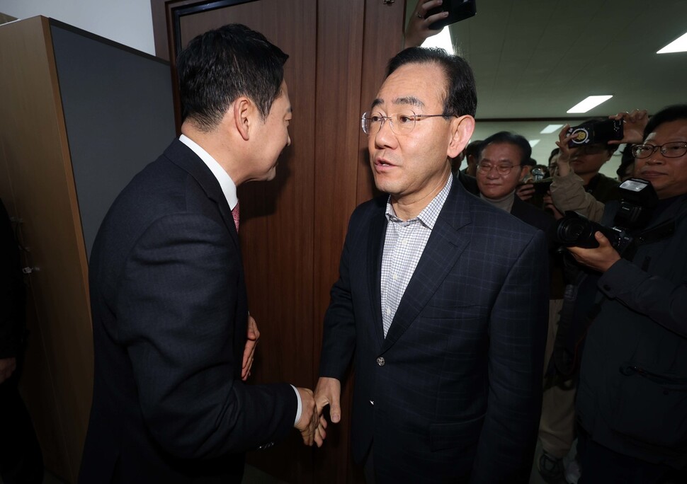 지난 22일 오전 국민의힘 대구시당에서 열린 장동혁 대표와 지역 국회의원의 비공개 연석회의에서 주호영 의원이 장 대표와 악수를 하고 있다. 연합뉴스