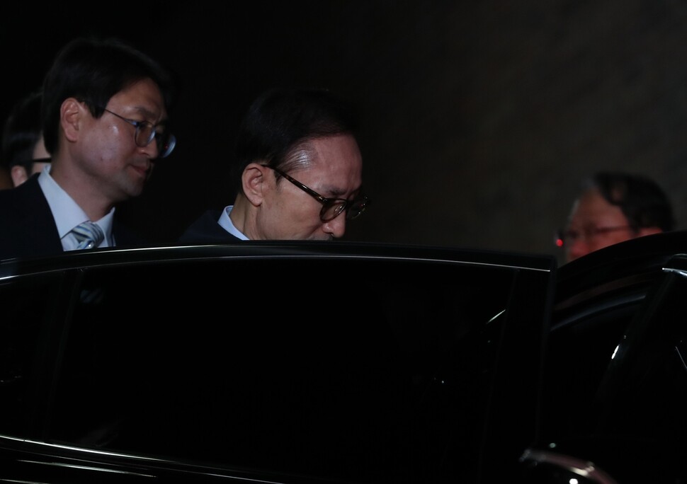 Former president Lee Myung-bak leaves his house in the Nonhyeon neighborhood of Seoul to head to the Seoul Eastern District Detention Center following the issuance of his arrest warrant on Mar. 23. (by Baek So-ah
