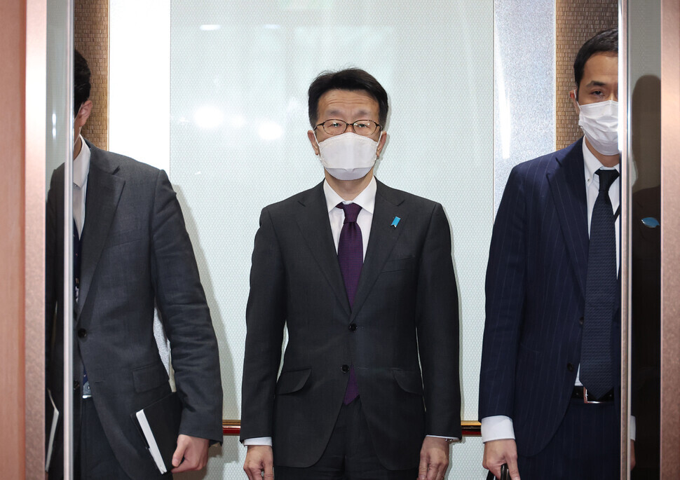 Naoki Kumagai, deputy chief of mission at the Japanese Embassy to Korea, boards an elevator at the South Korean Ministry of Foreign Affairs on Feb. 16 after being summoned in regard to Japan holding a “Takeshima Day” event in which it furthered its claim on the Korean territory of Dokdo. (Yonhap)