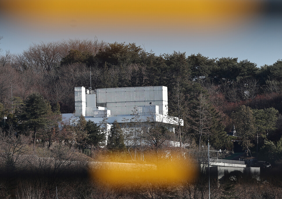 서울 한남동 윤석열 대통령 관저 모습. ‘내란죄 피의자’ 윤석열 대통령은 법원이 발부한 체포영장에 따른 체포를 거부하며 관저에서 불법적으로 버티고 있다. 이종근 선임기자