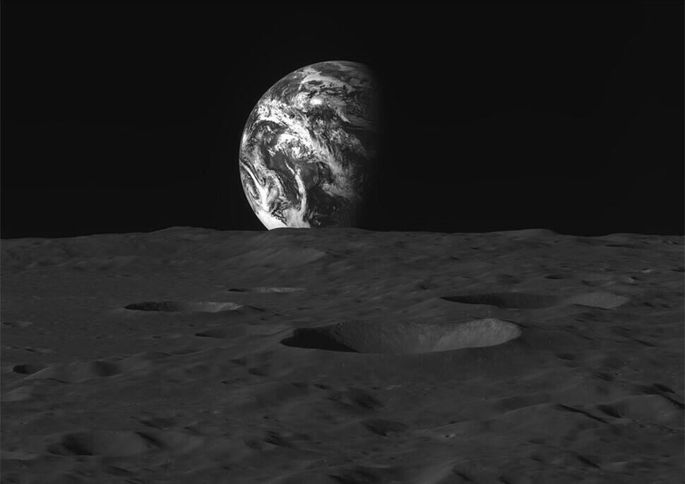 A photo of Earth taken by the Danuri orbiter on Dec. 28 at 124 kilometers above the moon’s surface. (courtesy of KARI)