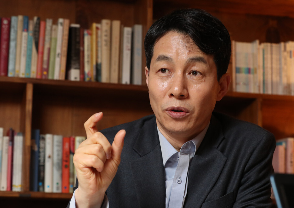<b>Yun Geon-yeong, former director of the Blue House Governance Situation Room, during his interview with the Hankyoreh in Seoul on Jan. 21. (Kim Jung-hyo, staff photographer)<br><br></b>