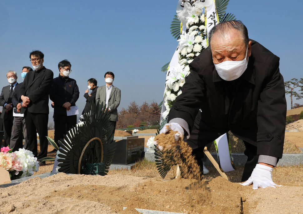 Jeong Nak-heon, who lost his son 38 years ago, finally manages to bury him.