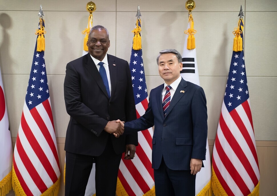 Defense Secretary Lloyd Austin of the US shakes hands with Defense Minister Lee Jong-sup of South Korea on Jan. 31 ahead of bilateral talks by the defense chiefs. (courtesy of the Ministry of National Defense)