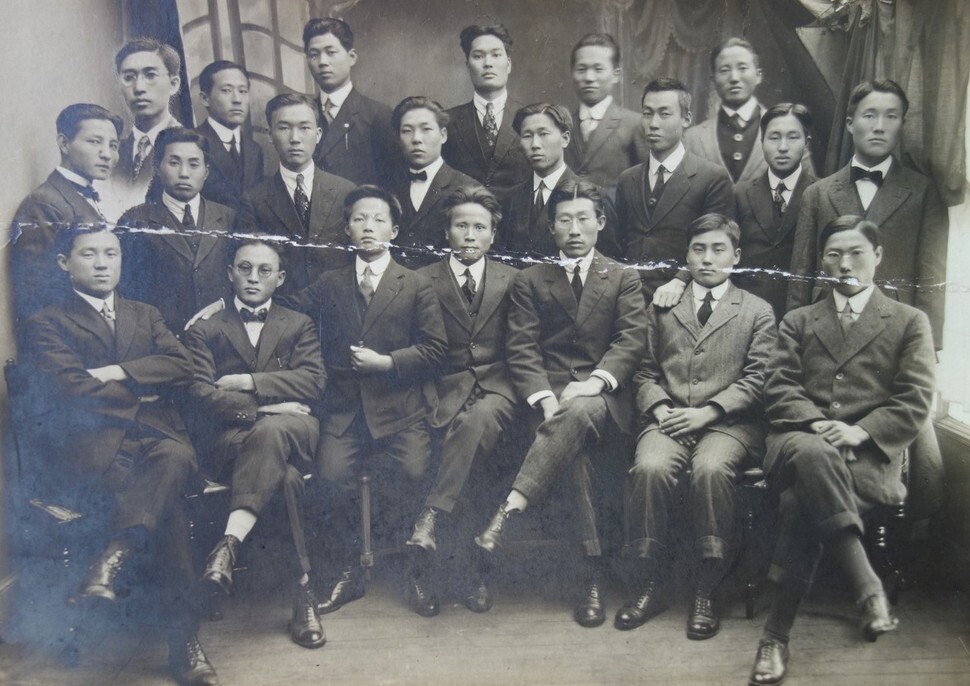 Koreans who arrived in Paris via Shanghai in 1920 as students. Lee Yong-je is in the back row