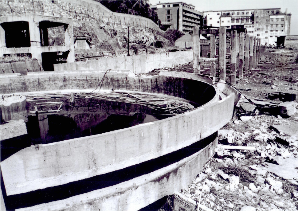 A coal-washing facility on Hashima Island, where hundreds of Koreans were forced to work during the Japanese colonial occupation. (provided by the National Archives of Korea)
