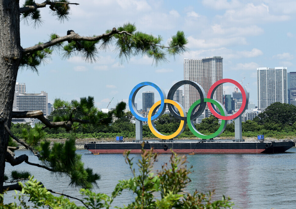 The Olympic rings on the Odaiba waterfront in Tokyo are pictured. (Xinhua/Yonhap News)