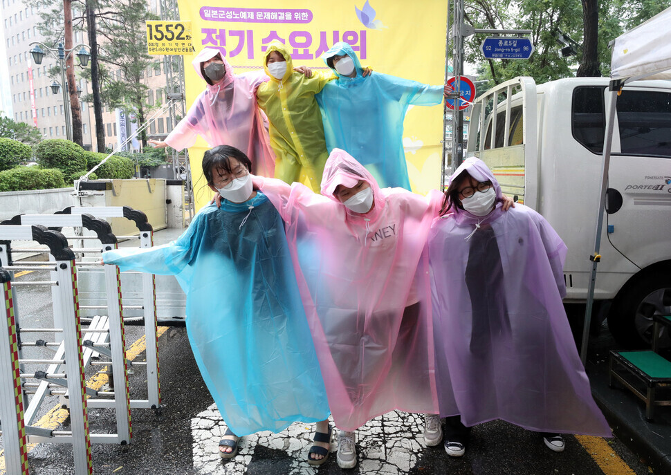 Members of a university student group take part in the Wednesday Demonstration on July 13. (Kang Chang-kwang/The Hankyoreh)