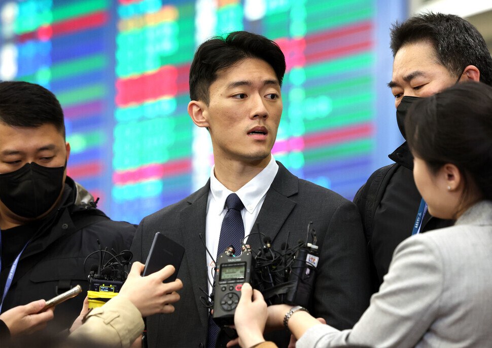 Chun Woo-won, the grandson of Chun Doo-hwan, speaks to the press after arriving at Incheon International Airport on the morning of March 28 after having been arrested by police over suspicions of illegal substance use. (Yonhap)