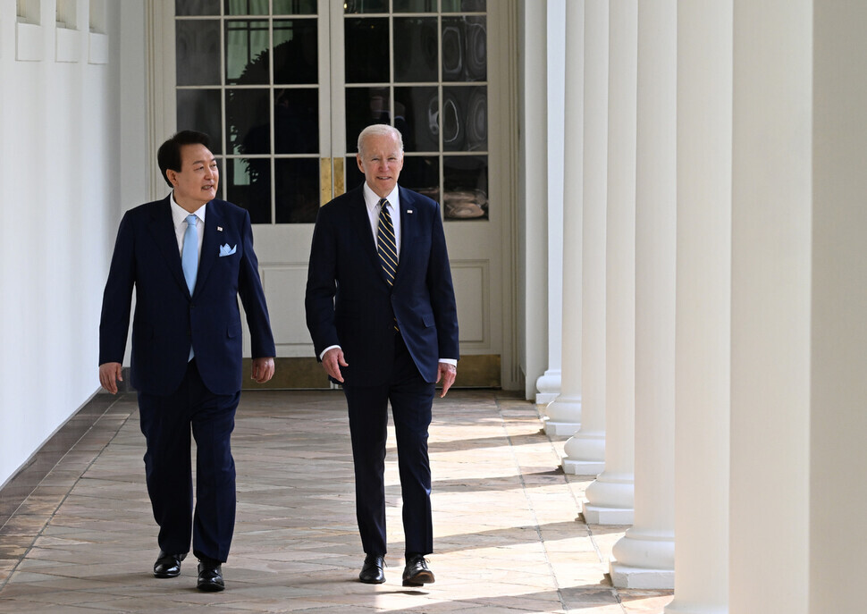 President Yoon Suk-yeol of South Korea walks with President Joe Biden of the US along a corridor of the White House ahead of their summit on April 26. (Yoon Woon-sik/The Hankyoreh)