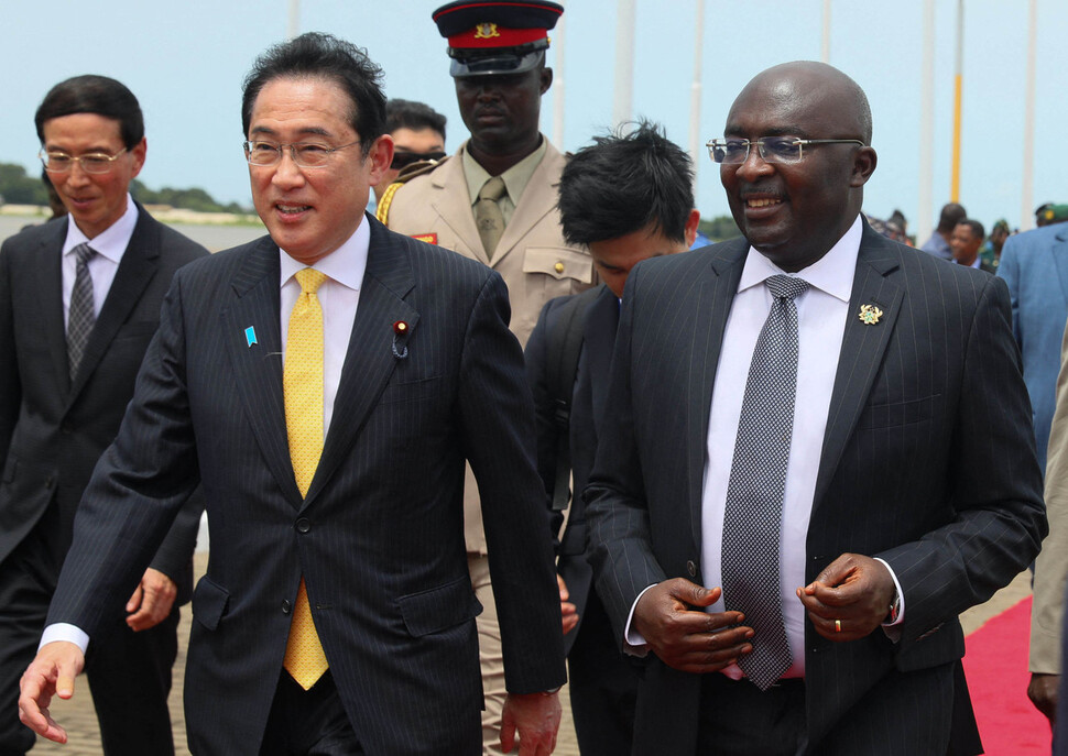 기시다 후미오 일본 총리(왼쪽)가 1일 가나 수도 아크라에 있는 코토카 국제공항에 도착해 마하무두 바우미아 가나 부통령과 함께 걷고 있다. 아크라/AFP 연합뉴스