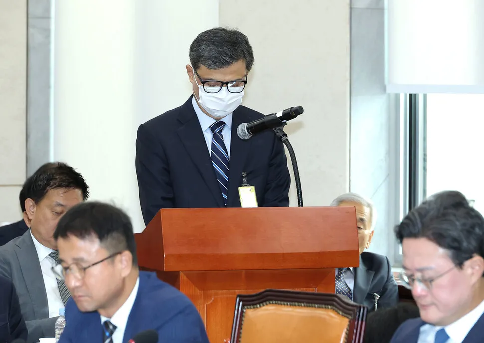 마스크를 고수하는 황인수 국장