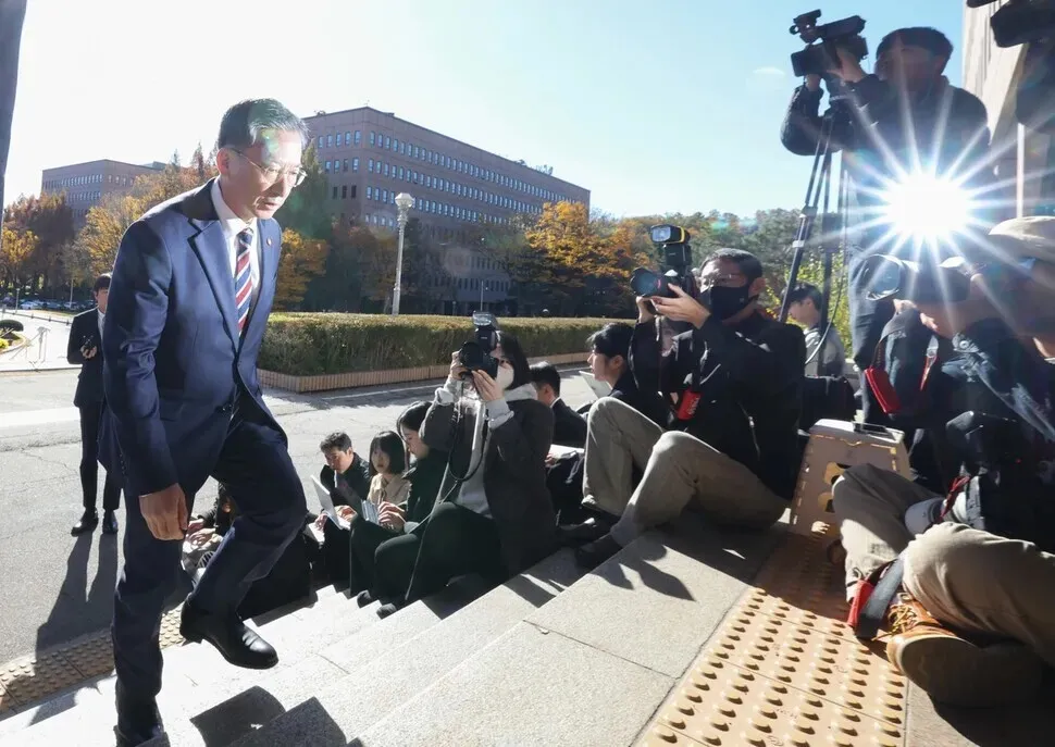 Top prosecutor called on to resign amid controversial handling of Daejang corruption case