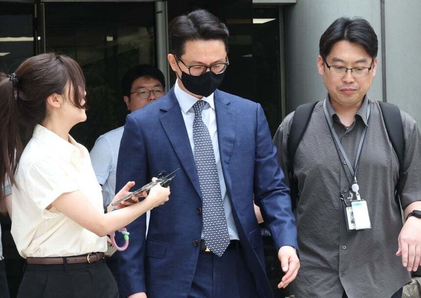 ‘건진법사’ 청탁 의혹의 핵심 인물인 윤영호 통일교 전 세계본부장이 2025년 7월30일 낮 영장실질심사를 마치고 서울중앙지법을 나오고 있다. 윤운식 한겨레 선임기자