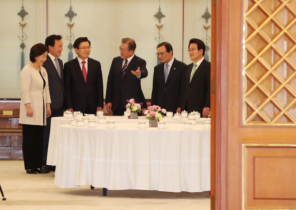 South Korean President Moon Jae-in meets with the leaders of South Korea’s five major political parties at the Blue House on July 18. (Kim Jung-hyo