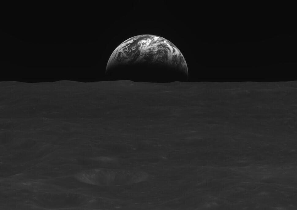 A photo of Earth taken by the Danuri orbiter at 4:10 pm on Dec. 31 from 119 km above the moon’s surface. (courtesy of KARI)