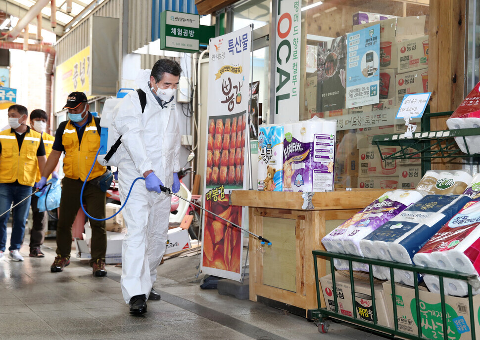 Kim Dong-il, mayor of Boryeong, South Chungcheong Province, partakes in a disinfection project at a traditional market on Sept. 16. (Yonhap News)
