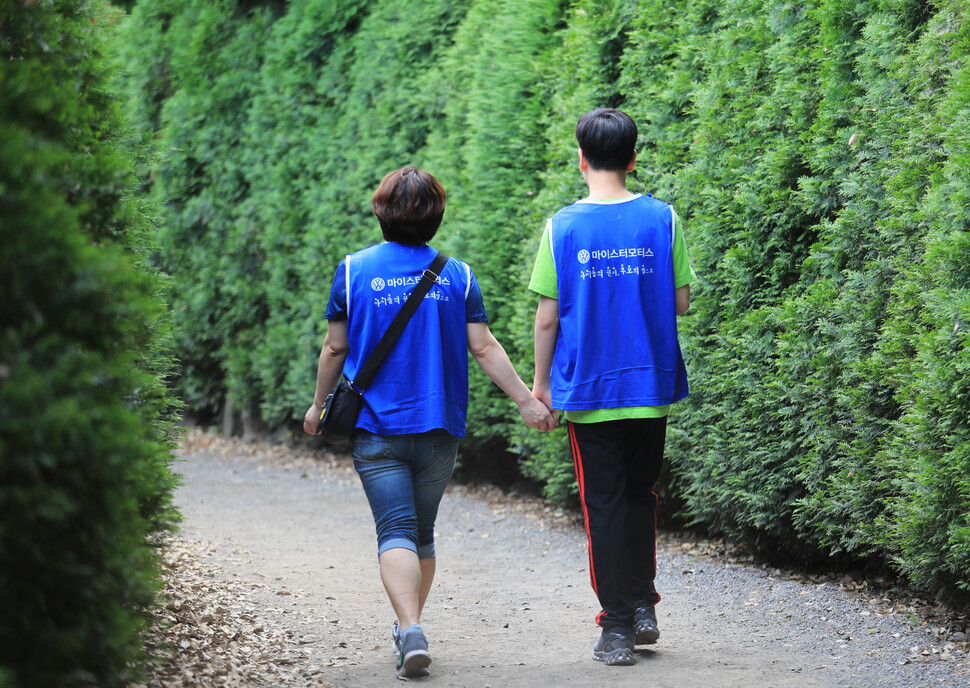 발달장애아의 여행 희망을 이뤄주는 프로그램 ‘효니 프로젝트’에 참여한 가족이 제주도 놀이공원 산책길을 걷고 있다. 한겨레 신소영 기자