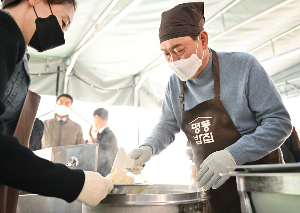 윤석열 대통령 당선자가 3월30일 명동성당 무료급식소에서 배식 봉사를 하고 있다. 연합뉴스