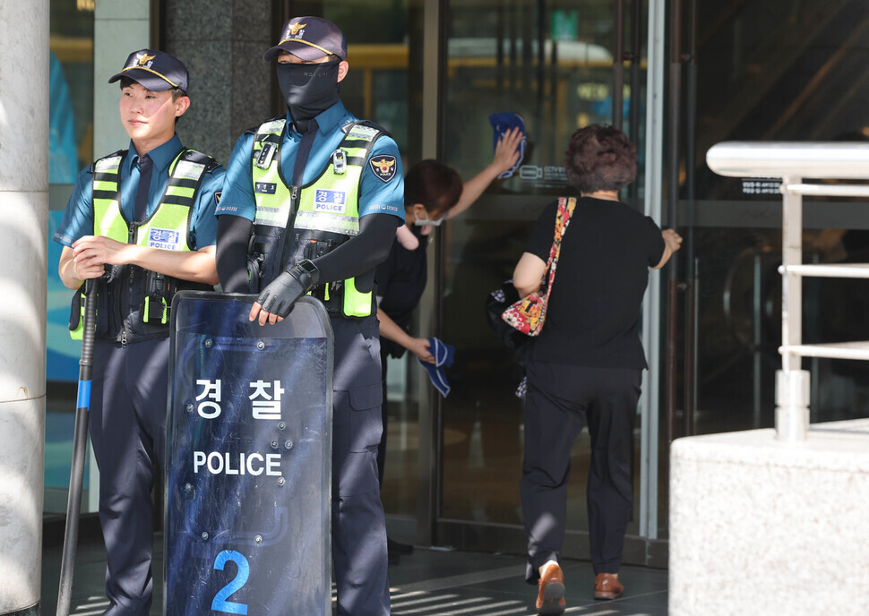 Police stand guard on patrol outside Seohyeon Station in Seongnam on Aug. 4. (Baek So-ah/The Hankyoreh)