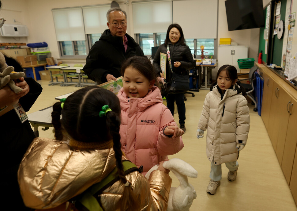 2025년 1월6일 오후 서울 강동구 길동 신명초등학교에서 열린 2025학년도 초등학교 신입생 예비소집 행사에서 만난 예비 초등학생들이 반갑게 인사하고 있다.