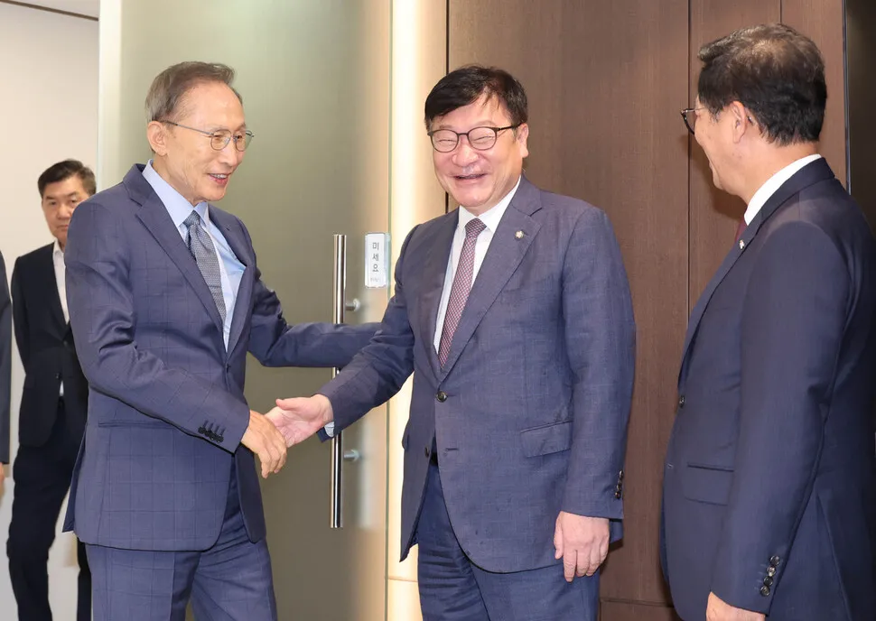 이명박, 정점식에 “숫자로는 도저히 안 돼…국민 보고 투쟁하라”