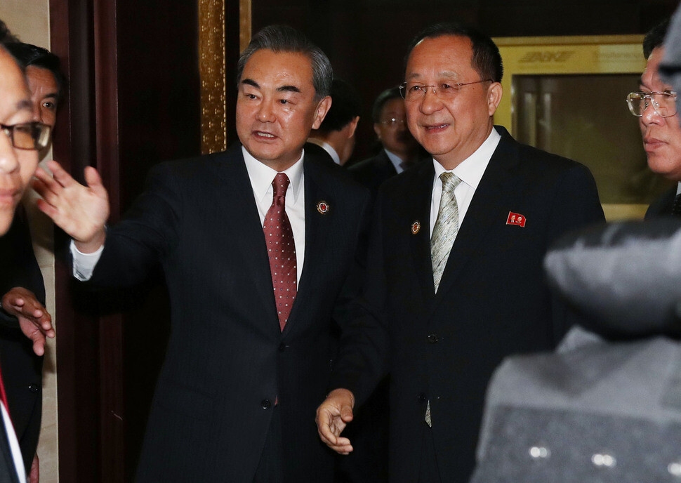 Chinese Foreign Minister Wang Yi (left) greets his North Korean counterpart Ri Yong-ho before their meeting at the International Convention Center in the Laotian capital of Vientiane on July 25. (Yonhap News)