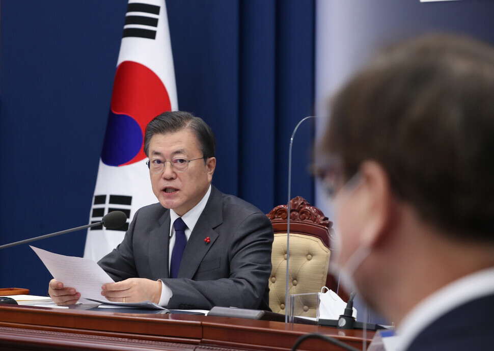 President Moon Jae-in presides over a plenary session of the National Security Council in this undated file photo. (Hankyoreh file photo)