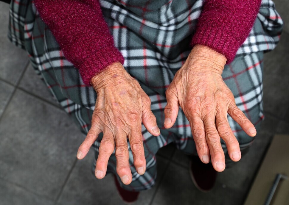 Park Pil-geun’s hands have become knobby over the years of hard work. (Park Jong-shik/The Hankyoreh)