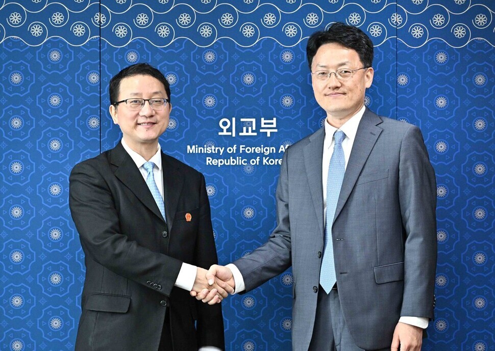Choi Yong-jun, the director general for Northeast Asian affairs at the Ministry of Foreign Affairs, shakes hands with Liu Jinsong, the deputy director-general for international economic affairs at the Chinese Ministry of Foreign Affairs, ahead of talks on May 22 in Seoul. (courtesy of the Ministry of Foreign Affairs)