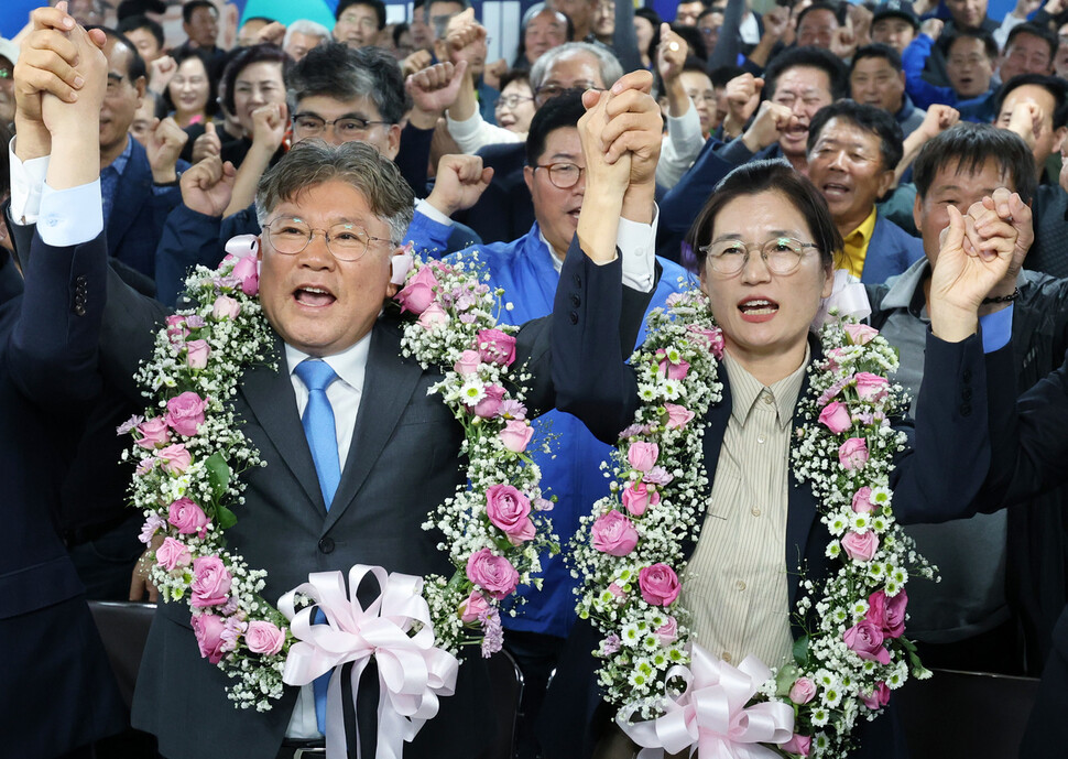 재보궐선거가 실시된 2024년 10월16일 오후 전남 영광군수 재선거에서 당선이 확실시된 더불어민주당 장세일 후보가 배우자 정수미 씨와 영광읍 선거사무소에서 지지자에게 인사하고 있다. 연합뉴스