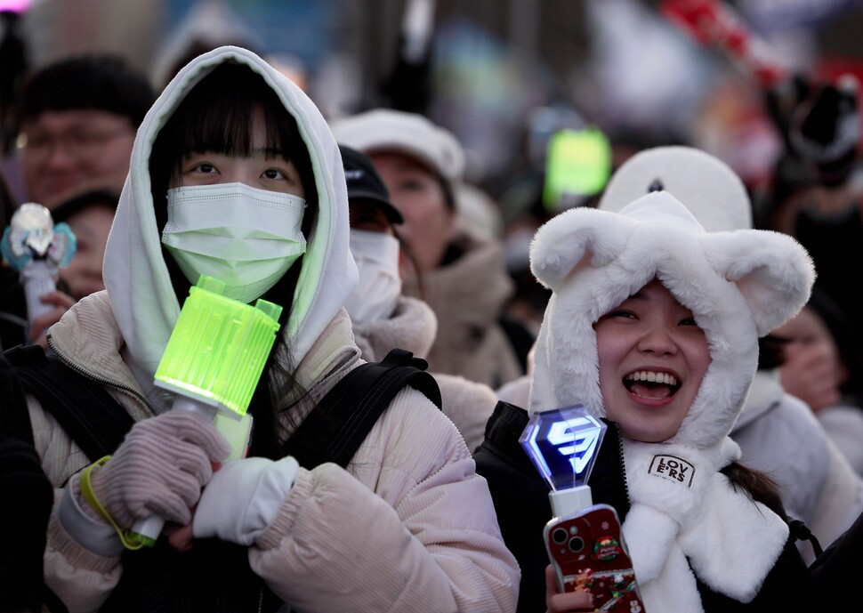 대통령 윤석열 탄핵소추안이 국회에서 가결된 2024년 12월14일 오후 서울 여의도 국회 앞에 모인 시민들이 환호하고 있다. 이종근 선임기자 root2@hani.co.kr