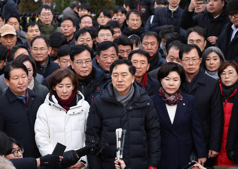 김기현 의원(가운데)을 비롯한 국민의힘 의원들이 2025년 1월6일 오후 서울 용산구 대통령 관저 앞에서 입장 발표를 하고 있다. 연합뉴스