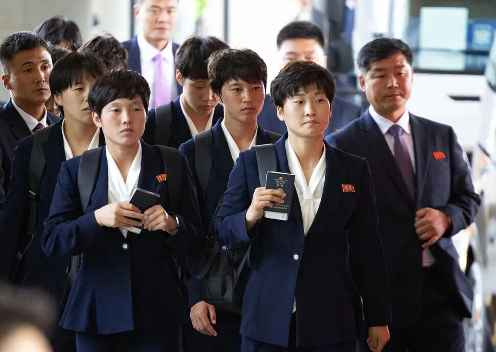N. Korean athletes show passports upon arrival in South, reflecting Pyongyang’s ‘two state’ policy shift