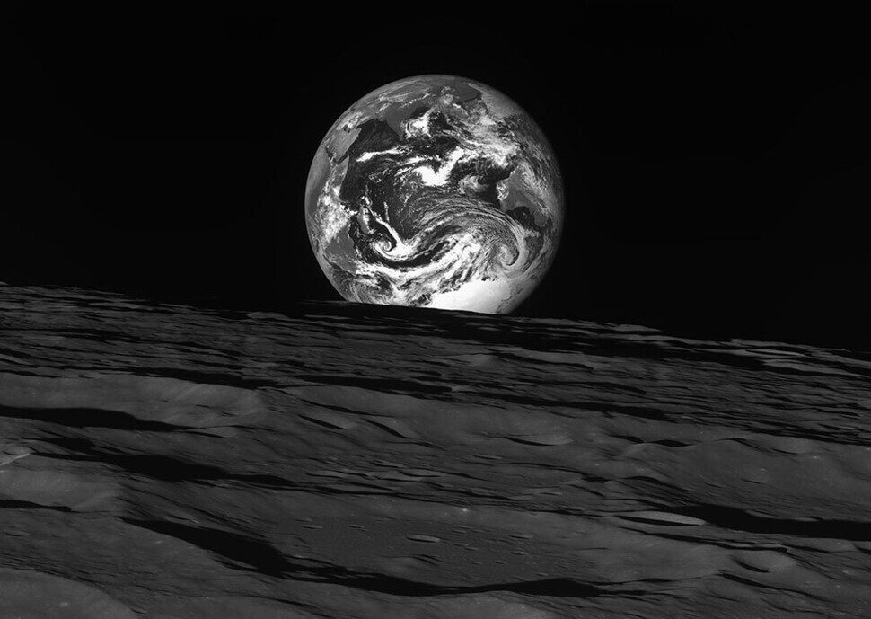 A photo of Earth taken by the Danuri orbiter on Dec. 24 at 344 km above the moon’s surface. (courtesy of KARI)