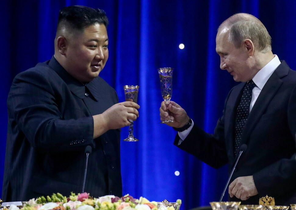 North Korean leader Kim Jong-un and Russian President Vladimir Putin give a toast during a summit banquet in Vladivostok on Apr. 25. (TASS/Yonhap News)