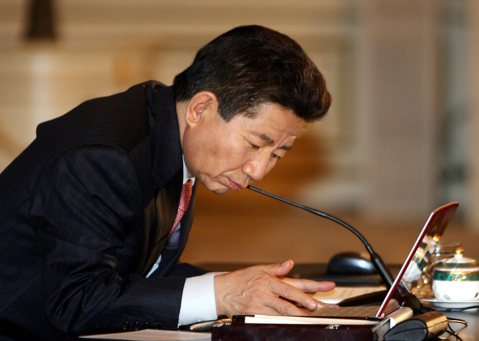 2007년 4월4일 오후 청와대 영빈관에서 열린 ‘장애인 차별금지법 서명식 및 2007 국민과 함께하는 업무보고’에 앞서 노무현 대통령이 노트북 컴퓨터를 들여다보고 있다. 청와대사진기자단