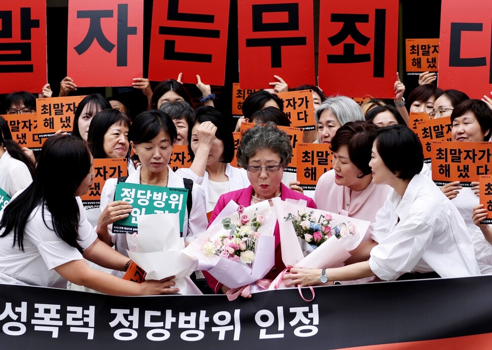 1964년 자신을 성폭행하려던 남성의 혀를 깨물었다는 이유로 중상해 혐의로 기소돼 유죄 선고를 받았던 최말자씨(가운데)가 재심에서 최종 무죄 판단을 받은 10일 오후 부산 연제구 부산지법에서 참석자들로부터 꽃다발을 받고 있다. 부산=이종근 선임기자 root2@hani.co.kr