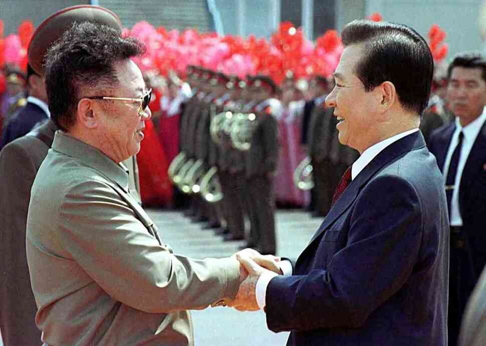 South Korean President Kim Dae-jung shakes hands with North Korean leader Kim Jong-il during their historic meeting at the Sunan International Airport in Pyongyang on June 13