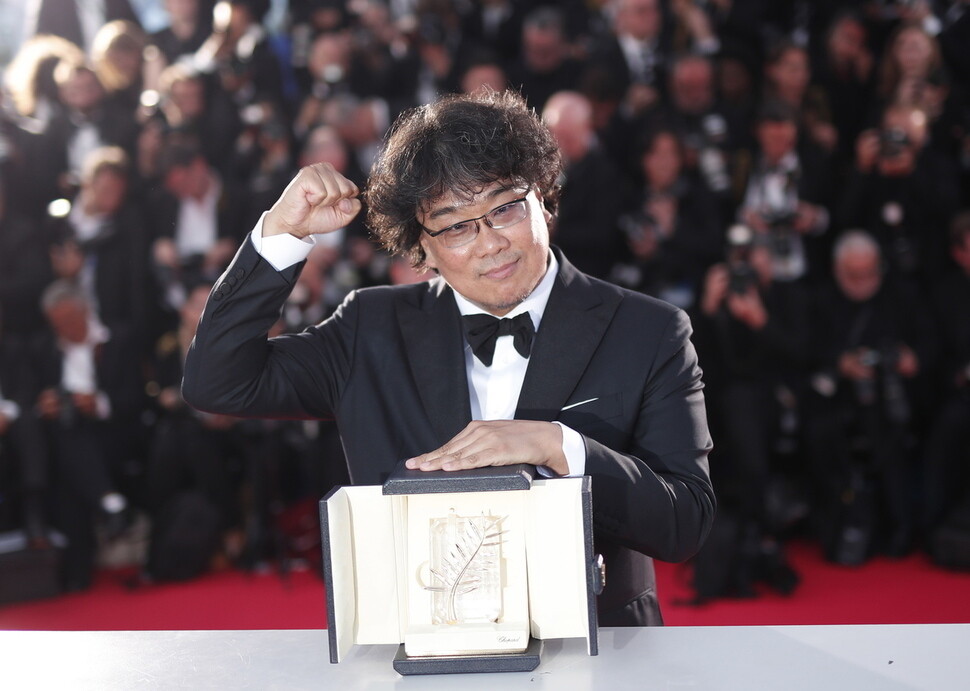Filmmaker Bong Joon-ho poses for a photo after winning the Palme d’Or prize at the Cannes Film Festival on May 25. (EPA/Yonhap News)