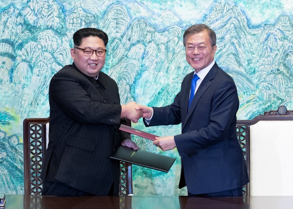 South Korean President Moon Jae-in and North Korean leader Kim Jong-un shake hands after signing the Panmunjom Declaration on Apr. 27, 2018. (Blue House photo pool)