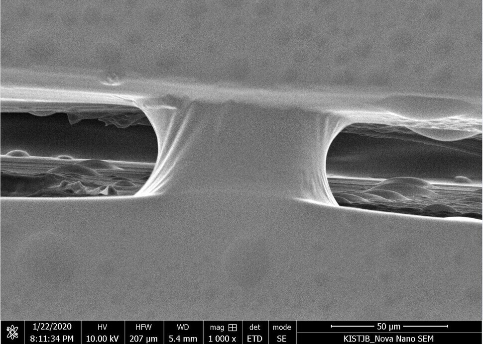 An image of the self-healing transparent polyimide repairing itself. (provided by KIST)