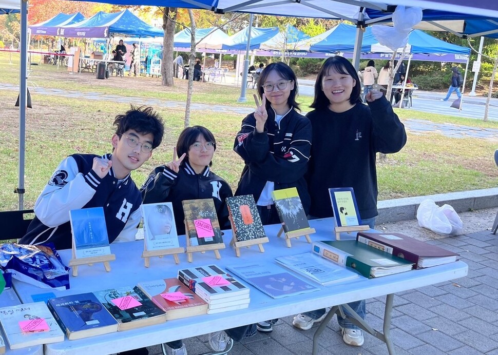 강민서 한국외대 생활자치도서관장(왼쪽에서 둘째)과 생도지기(운영위원)들. 한국외대 생활자치도서관 제공