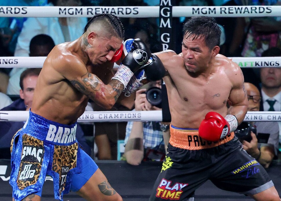 Manny Pacquiao (right) is blowing a right -handed punch to Mario Barios in the seventh round of the WBC welterweight title held at Las Vegas MGM Grand Garden Arena, Nevada, USA on the 20th. Las Vegas/AFP Yonhap News